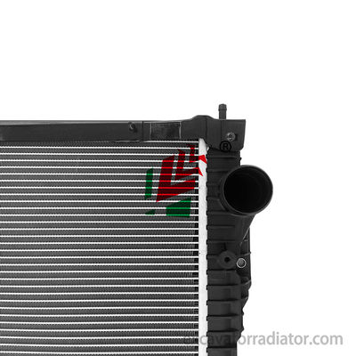 Verkoeling van zware vrachtwagens met radiatoren en motoren met aluminiumradiatoren